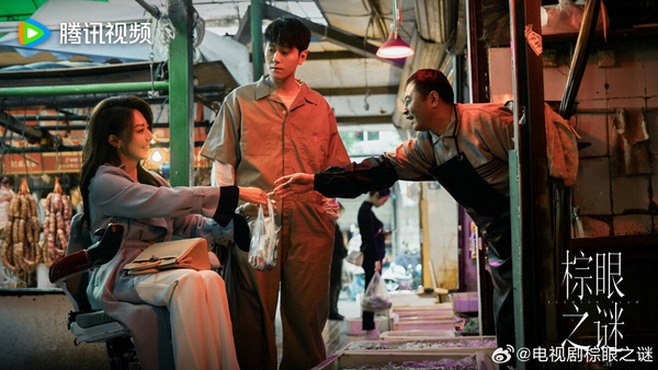 《棕眼之謎》找來高口碑古裝劇《天行健》的演員班底秦俊傑、傅菁等人搭檔，雖然口碑沒有《天行健》一面倒好評，不過也是最近可以一看的懸疑劇。觀眾稱讚這部劇拍攝手法有古早懸疑感，還帶了一點狗血感，人物立體，秦俊傑演技依然穩定。