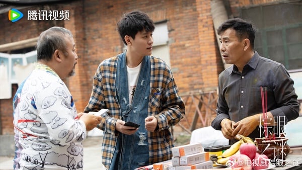 《棕眼之謎》找來高口碑古裝劇《天行健》的演員班底秦俊傑、傅菁等人搭檔，雖然口碑沒有《天行健》一面倒好評，不過也是最近可以一看的懸疑劇。觀眾稱讚這部劇拍攝手法有古早懸疑感，還帶了一點狗血感，人物立體，秦俊傑演技依然穩定。