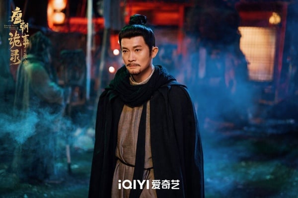 《唐朝詭事錄之長安》劇情講述盧凌風和蘇無名奉命帶著由裴喜君、費雞師、櫻桃和薛環組成的探案小隊，以護送康國所獻金桃的名義重返長安，盧凌風複職雍州司法參軍，蘇無名則被授予一個特殊的官職，二人推出新政，開啟環城探案模式，深入長安各坊，接觸到了更廣泛的百姓和民生。