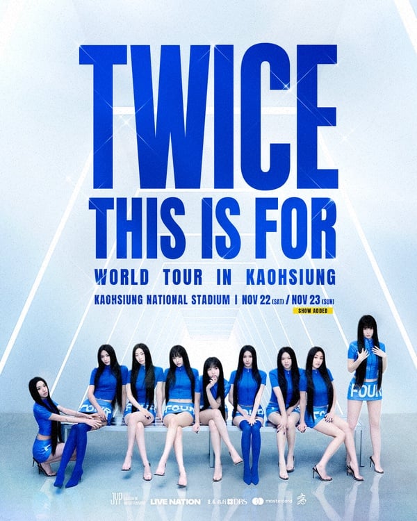 TWICE 2025高雄演唱會《THIS IS FOR》官方宣傳照，背景為藍天與體育場館，九位成員一字排開