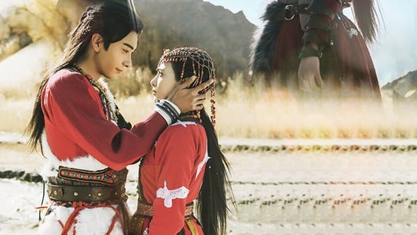 最近任嘉倫、彭小苒主演的古裝劇《鳳凰台上》熱播，有不少劇情都讓網友幻視《東宮》，同款的逼婚、同款的紅衣、同款的霸道男。而雖然任嘉倫、彭小苒是大家很愛的古裝男神、女神，但他們先前的代表作都太深入人心了，提到任嘉倫大家還是會一秒想到《錦衣之下》或《周生如故》，提到彭小苒印象則都停留在《東宮》。
