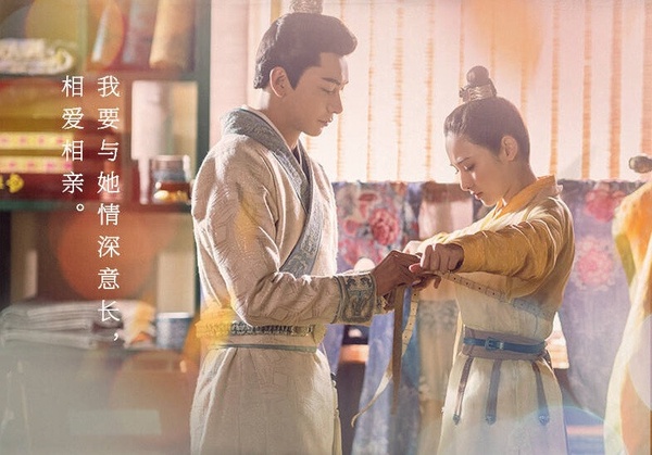 最近任嘉倫、彭小苒主演的古裝劇《鳳凰台上》熱播，有不少劇情都讓網友幻視《東宮》，同款的逼婚、同款的紅衣、同款的霸道男。而雖然任嘉倫、彭小苒是大家很愛的古裝男神、女神，但他們先前的代表作都太深入人心了，提到任嘉倫大家還是會一秒想到《錦衣之下》或《周生如故》，提到彭小苒印象則都停留在《東宮》。