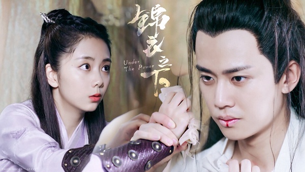 任嘉倫屬於很百搭的男演員，在《鳳凰台上》和彭小苒、《無憂渡》和宋祖兒、《周生如故》和白鹿，都能讓觀眾感受到CP魅力，但最難忘的還是要屬《錦衣之下》和譚松韻的「六元一斤蝦CP」了！《錦衣之下》這對CP承包了2020的話題榜，任嘉倫和譚松韻兩位主演的帶入感超級強，陸大人「多層次眼神」不斷撩少女的心，霸氣狠劣、傲嬌鄙視、挑逗、柔情，任嘉倫把陸繹演得太迷人！