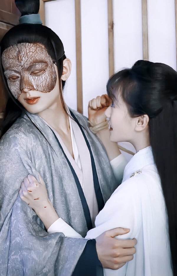 《琉璃》之後成毅又有《沉香如屑》、《天地劍心》等古裝愛情劇推出，雖然也有人喜愛，但還是沒有超越經典的《琉璃》！《琉璃》褚璇璣和禹司鳳的「初遇CP」火爆2020整年，霸氣女戰神和純情小嬌夫的組合實在太好嗑了！