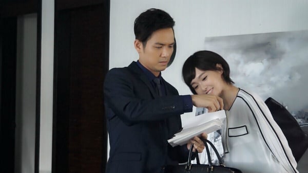 《何以笙簫默》是非常經典的現偶甜寵劇，這部劇集結了少女追愛、破鏡重圓等大家最愛的設定，講述一對分手多年的戀人何以琛和趙默笙，時隔七年後重逢，再相遇時火花依舊，但卻出現了一個前夫。