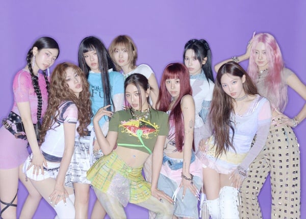 韓國人氣女團 TWICE 九位成員團體合照，展現十年不變的深厚情誼與團魂。