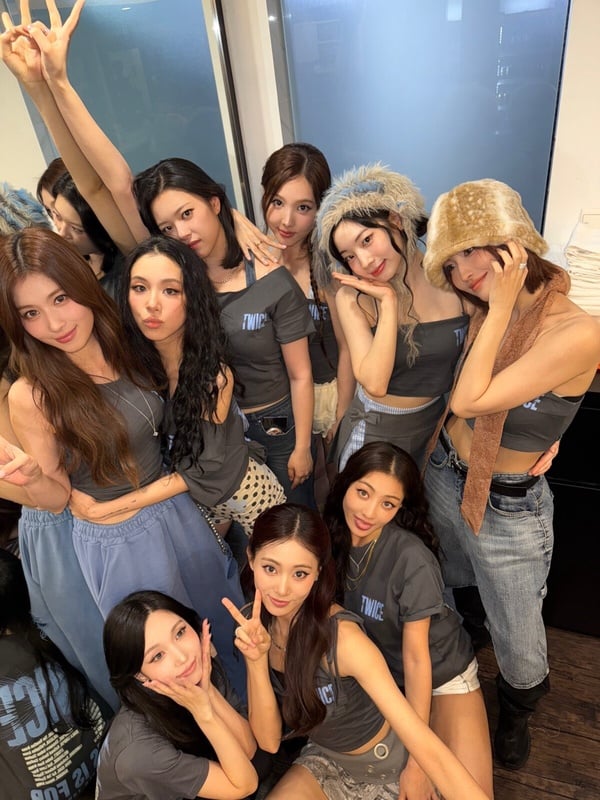 韓國人氣女團 TWICE 九位成員的團體宣傳照，慶祝她們出道十年並展現始終如一的團魂。
