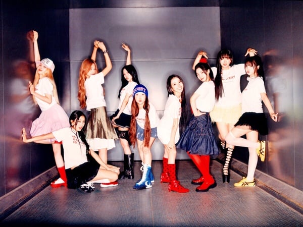 TWICE 九位成員在舞台上溫馨互動，展現被經紀公司老闆 JYP 公開認證的善良品格。