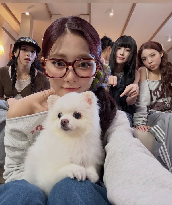 TWICE 的台灣成員周子瑜個人生活照，展現她深受團體中姐姐們寵愛的直率個性。
