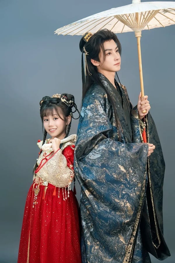 《反派幼崽六歲半，爹不聽話我來幹》劇情講述溫軟是惡毒反派，做夢都想統治全世界，秦九州則為情所困，溫軟閃亮登場後，瘋批陰鷙的秦王性格大變，竟然變成改女兒奴的故事。