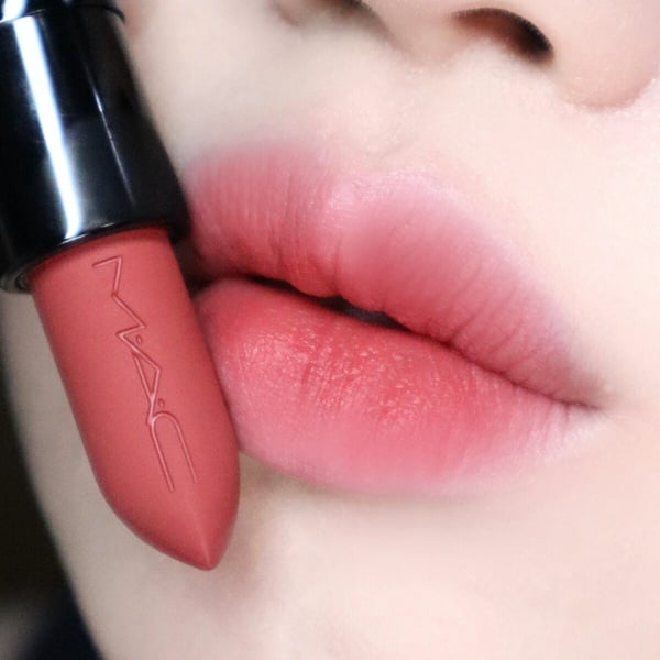 10款2026專櫃唇膏新品合集！YSL、ARMANI、PRADA口紅必收色＋適合膚色一次看