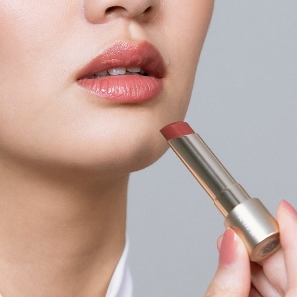 10款2026專櫃唇膏新品合集！YSL、ARMANI、PRADA口紅必收色＋適合膚色一次看