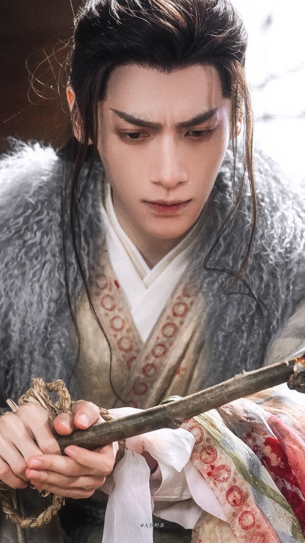 羅雲熙以《香蜜沉沉燼如霜》潤玉爆火後，又迎來經典角色澹台燼！雖然最近羅雲熙在《水龍吟》的古裝扮相也很帥氣，但《水龍吟》熱度遠不及《長月燼明》。《長月燼明》羅雲熙飾演的澹台燼是個無法無天的大魔王，為五百年後的魔神原身，在五百年前凡間世界中，他是景國皇子，初期在盛國為質子，遭受眾人虐待。