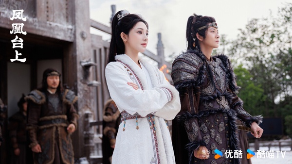 古裝劇《鳳凰台上》也是近期可以一看的Netflix陸劇，找來找來《周生如故》任嘉倫搭檔《東宮》彭小苒，完全是神仙陣容！這部劇有大家愛看的狗血曲折劇情線，強娶、欺騙、假意真心等戲碼，任嘉倫、彭小苒演起來很帶感。不過也有人認為《鳳凰台上》可以看到很多《東宮》、《大唐榮耀》的影子，所以口碑表現沒有太突出。