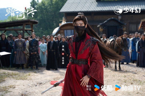 暗河傳》是最近Netflix上線的高口碑陸劇，豆瓣開分7.1，現在已經默默漲到7.3了，真的是好劇！《暗河傳》是高評價武俠劇《少年歌行》的外傳，雖然沒超越《少年歌行》，但《暗河傳》也拍出了熱血江湖群像。劇中的打戲、特效獲得一致好評，主配角的故事都很吸引人，是近期的高口碑陸劇。