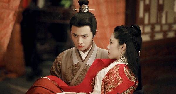 《錦衣之下》任嘉倫、譚松韻可以說是最多觀眾敲碗「二搭」的陸劇CP了吧！每次只要任嘉倫、譚松韻有新的古裝劇播出，《錦衣之下》常常都會再次引起劇迷討論，兩人不斷被敲碗二搭，要找到CP感超越《錦衣之下》的搭檔不容易啊！