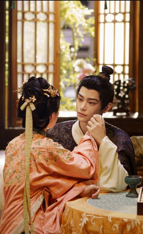 丁禹兮、鄧恩熙兩人先前合作《長樂曲》CP火花十足，獲得不少粉絲喜愛，之後又火速二搭主演古裝劇《花開錦繡》。兩人演技在線，互動又有CP感，《花開錦繡》挺被看好。劇情講述豪爽重情的私鹽販子趙凌雖出身草莽，卻心懷壯志，結識了遭人誣陷私通的世家名媛小姐傅庭芸，兩人被迫一起逃亡，歷經家族與朝廷的重重考驗，終成傳奇良緣的故事。