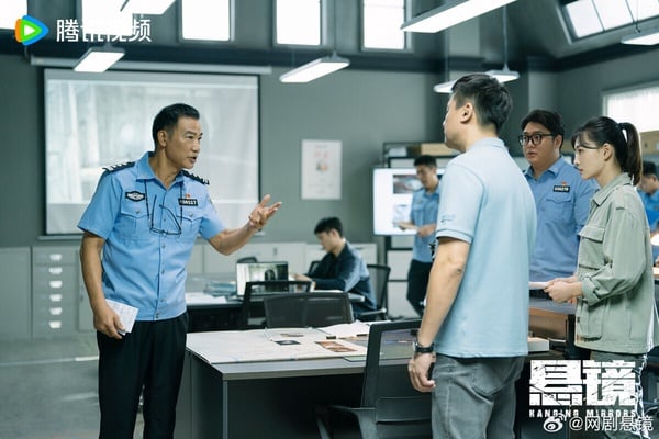 《懸鏡》是懸疑劇，題材滿特別的，一般懸疑劇都著重在警匪對立、破案，而《懸鏡》隨著案件推進，劇中兇案竟然和考古、古代邪惡儀式牽扯到一起，有點中式恐怖氛圍。不過劇本讓人失望，人物設定不討喜，劇情節奏拖沓，被認為可惜了任達華等一眾演員。豆瓣評分僅5.2。