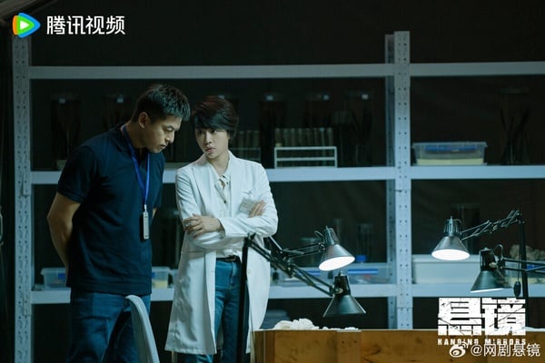 《懸鏡》是懸疑劇，題材滿特別的，一般懸疑劇都著重在警匪對立、破案，而《懸鏡》隨著案件推進，劇中兇案竟然和考古、古代邪惡儀式牽扯到一起，有點中式恐怖氛圍。不過劇本讓人失望，人物設定不討喜，劇情節奏拖沓，被認為可惜了任達華等一眾演員。豆瓣評分僅5.2。