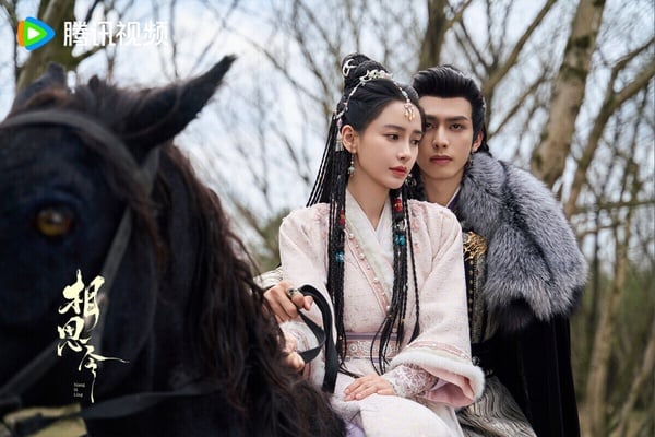 《相思令》找來楊穎、宋威龍主演，觀眾對於這兩人的演技都沒什麼期待。楊穎依然是瞪眼式演技，《相思令》質感也不太好，摳圖的背景被嫌棄，但單看劇情其實有亮點。《相思令》有大家愛看的宅鬥，演員養眼，不要求劇情邏輯的話，還是有觀眾追得很開心。