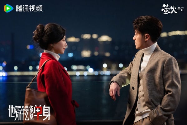 霍建華《他為什麼依然單身》在Netflix上線後，力壓任嘉倫主演的古裝大劇《鳳凰台上》。這部劇改編自日劇《熟男不結婚》，講述年至不惑的室內設計師俞瑜，其宣稱「不婚」卻屢遇情感困境，在偶遇綜合內科醫生顧葉嘉後，展開情感碰撞，探討當代都市男女的婚戀觀差異的故事。