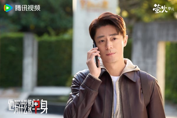 霍建華《他為什麼依然單身》在Netflix上線後，力壓任嘉倫主演的古裝大劇《鳳凰台上》。這部劇改編自日劇《熟男不結婚》，講述年至不惑的室內設計師俞瑜，其宣稱「不婚」卻屢遇情感困境，在偶遇綜合內科醫生顧葉嘉後，展開情感碰撞，探討當代都市男女的婚戀觀差異的故事。