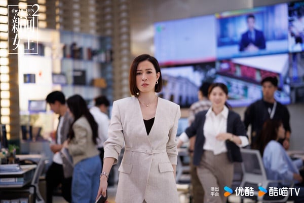 《新聞女王》其實是一部港劇，香港TVB出品，第一季在優酷上線後意外爆紅。它沒有工業糖精，沒有戀愛腦，反而充滿各種勾心鬥角。劇情狗血精彩，衝突和反轉不斷，而最近推出第二季，口碑依然高，也有不少觀眾敲碗想繼續看這個故事！《新聞女王》第二季女性獨立強大的內核沒變，新聞案例的尺度和寫實性又更升一級。