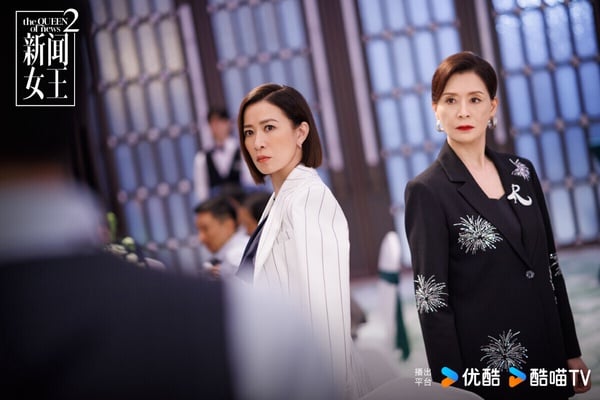 《新聞女王》其實是一部港劇，香港TVB出品，第一季在優酷上線後意外爆紅。它沒有工業糖精，沒有戀愛腦，反而充滿各種勾心鬥角。劇情狗血精彩，衝突和反轉不斷，而最近推出第二季，口碑依然高，也有不少觀眾敲碗想繼續看這個故事！《新聞女王》第二季女性獨立強大的內核沒變，新聞案例的尺度和寫實性又更升一級。