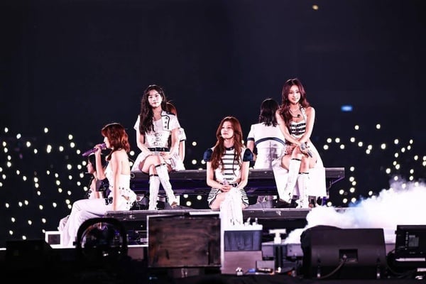 TWICE成員在高雄演唱會穿著全新白色軍裝風格舞台服裝，於四面舞台上勁歌熱舞