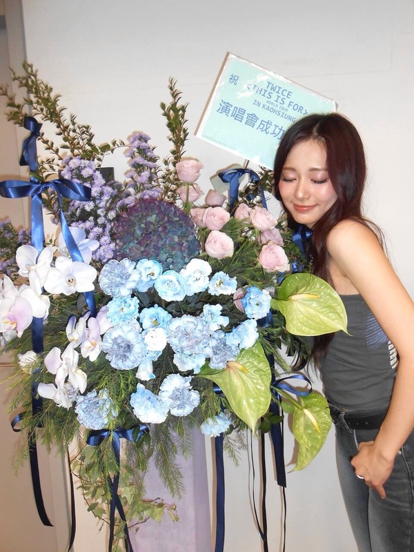 TWICE台灣成員周子瑜在高雄演唱會舞台上，拿著麥克風親切地用台語與粉絲互動
