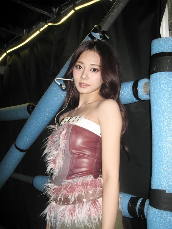 TWICE成員周子瑜在高雄演唱會舞台上唸出手寫信，神情真摯感動，眼中泛淚。