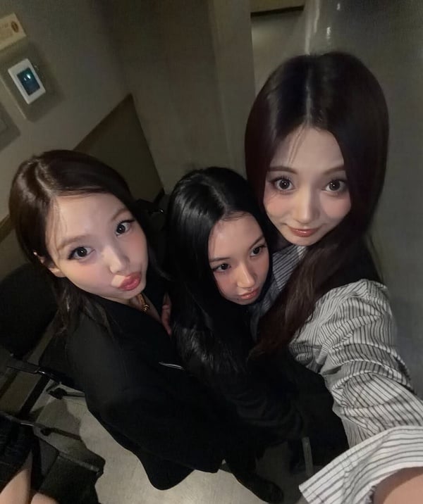 TWICE成員周子瑜在高雄演唱會上，拿著親筆手寫信向粉絲真情告白，背景是ONCE應援手燈燈海