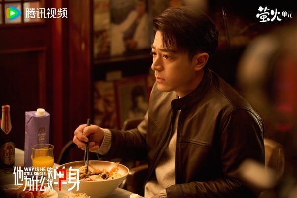 霍建華《他為什麼依然單身》是最近異軍突起的陸劇，原先沒有太多話題，但登上Netflix後話題直衝。《他為什麼依然單身》改編自日劇《熟男不結婚》，篇幅很短，只有16集，但小而精美。劇中探討了很多熟齡不婚者的感情觀，調性輕鬆詼諧，劇情讓人有共鳴，很推薦一看。