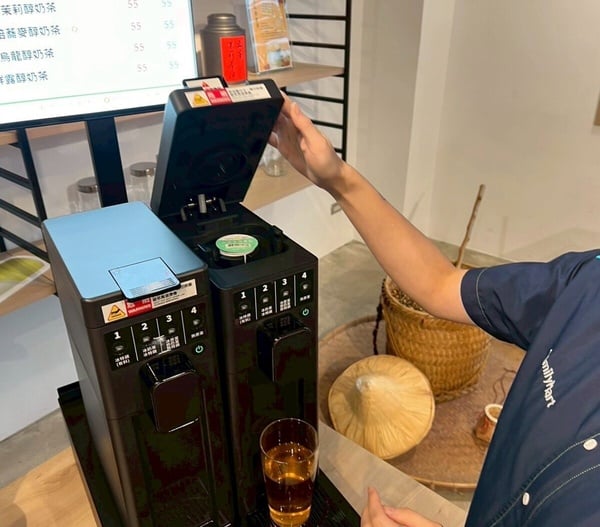 手搖買一送一！全家「智能膠囊茶機」登場，現煮奶茶買一送一優惠必喝