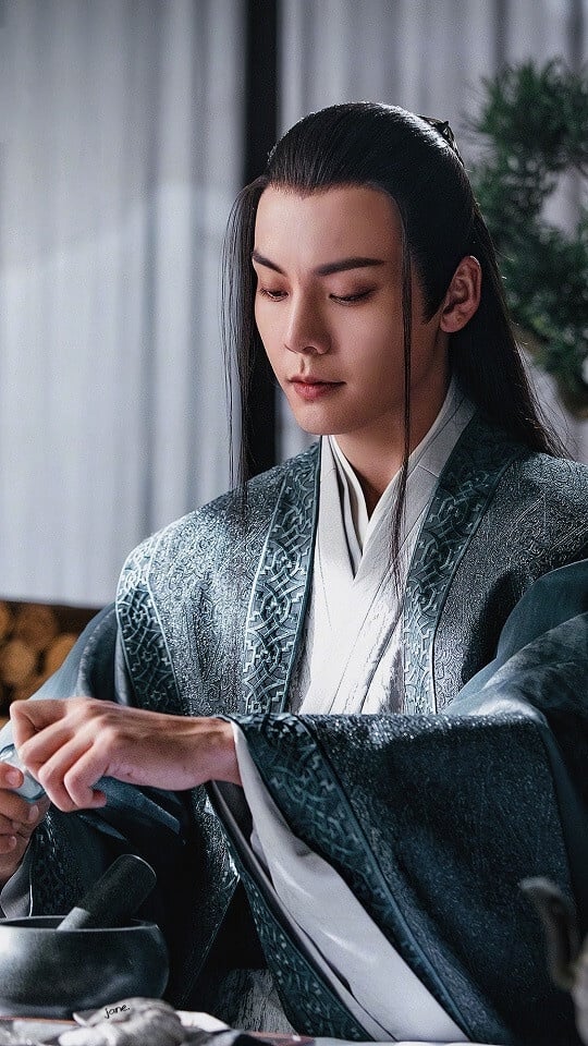 今年陳偉霆和趙露思合作《許我耀眼》翻紅，陳偉霆雖然近年比較少演古裝劇，不過他可是初代古裝美男呢！陳偉霆參演《古劍奇譚》崛起，這部劇集結李易峰、高偉光等一眾帥哥，當年陳偉霆的古裝扮相毫不遜色，劇裡搭檔迪麗熱巴，兩人雖然不是主CP，但人氣卻非常高。