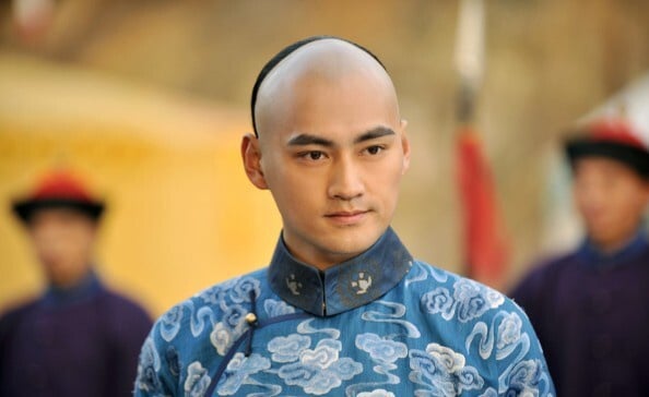 大家對袁弘的印象可能都來自《步步驚心》十三爺，他早年和胡歌、劉詩詩一樣簽約在唐人影視，所以唐人製播的《仙劍奇俠傳三》、《射鵰英雄傳》、《少年楊家將》都能看到他的身影。