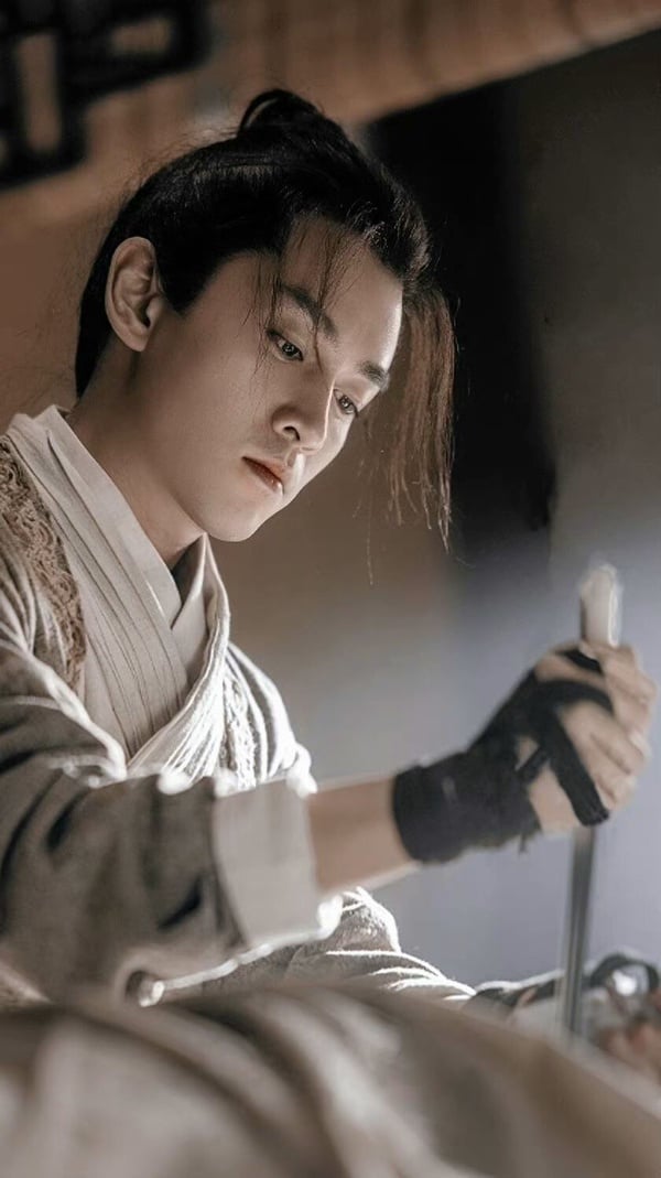 陳曉也是大家心中公認的古裝美男，他崛起的比肖戰、任嘉倫等人都還早，早在2013年就和趙麗穎以《陸貞傳奇》雙雙爆火。陳曉真的非常適合古裝，除了他本身五官好看之外，那一雙桃花眼、似笑非笑的表情，每一個眼神都像在勾人。