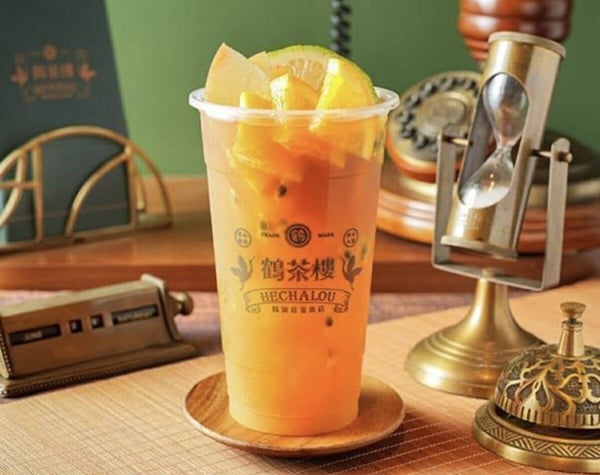 鶴茶樓隱藏版菜單「鶴氏姥姥水果茶」，杯中裝滿柳丁、檸檬、蘋果等新鮮水果切片。