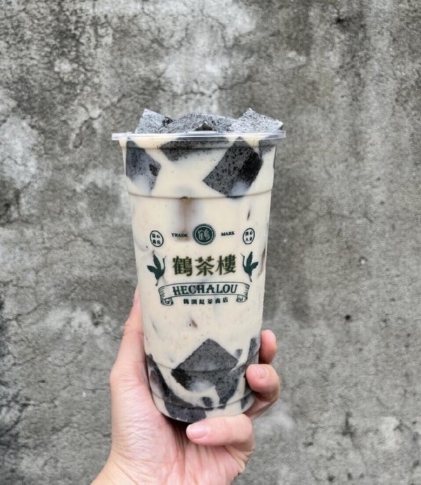 鶴茶樓推薦第一名「鶴記芝麻糊凍鶴頂那堤」，那堤下方是滿滿的黑色芝麻糊凍，為店內人氣王