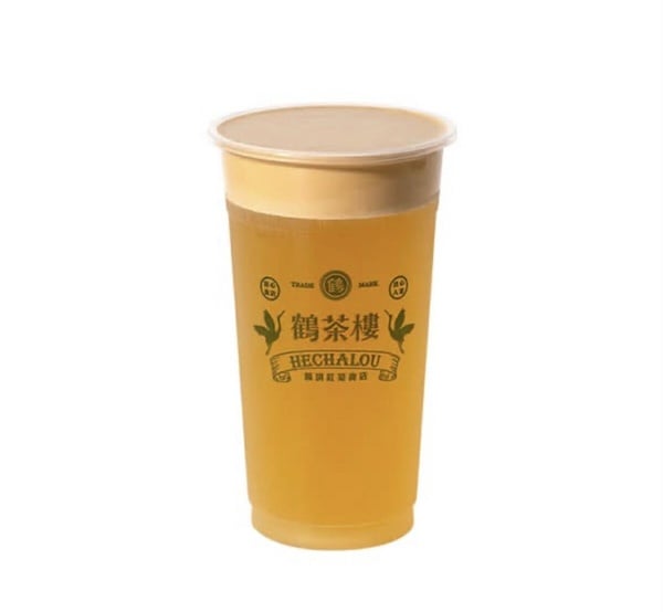 鶴茶樓推薦飲品「塩選牛奶糖奶蓋綠茶」，杯頂覆蓋著一層厚實的鹹甜奶蓋。