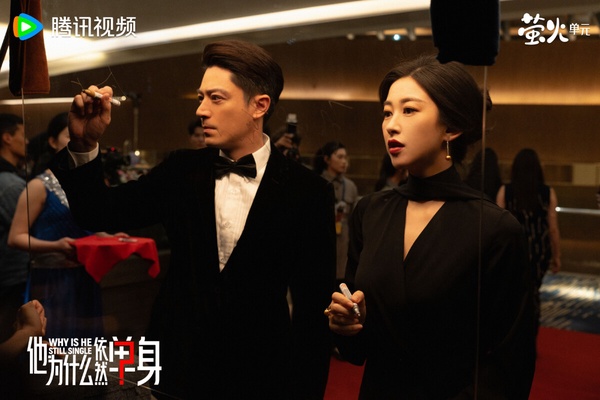 霍建華《他為什麼依然單身》是最近Netflix小有話題的陸劇，沒有達到像《許我耀眼》、《難哄》那樣的爆火程度，但在Netflix、抖音等平台小有熱度。劇情挺有趣，講述年至不惑的室內設計師俞瑜，其宣稱「不婚」卻屢遇情感困境，在偶遇綜合內科醫生顧葉嘉後，展開情感碰撞的故事，劇情沙雕又搞笑。