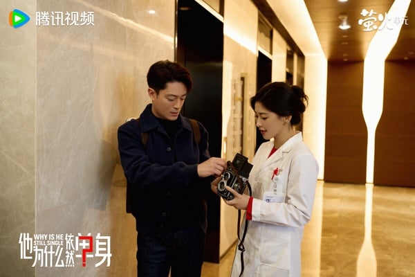 霍建華《他為什麼依然單身》是最近話題很高的陸劇，改編自日劇《熟男不結婚》，講述年至不惑的室內設計師俞瑜，其宣稱「不婚」卻屢遇情感困境，在偶遇綜合內科醫生顧葉嘉後，展開情感碰撞的故事。《他為什麼依然單身》節奏很快，第一集就火速立住俞瑜難搞傲嬌的形象，很有趣。