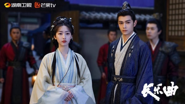 丁禹兮主演的古裝小甜劇《長樂曲》也很值得看，CP火花不輸《永夜星河》！《長樂曲》結合了替嫁、探案情節。講述顏府庶女顏幸擁有一身斷案本領，她考入刑部成為一名女官，然而因三姐逃婚，顏幸不得不替姐出嫁，和內衛府大閣領沈渡成婚。