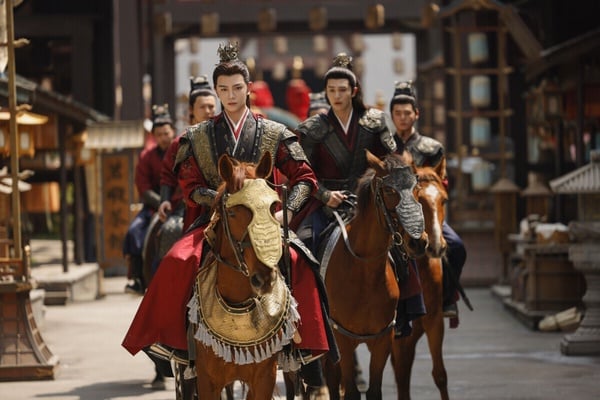丁禹兮主演的古裝小甜劇《長樂曲》也很值得看，CP火花不輸《永夜星河》！《長樂曲》結合了替嫁、探案情節。講述顏府庶女顏幸擁有一身斷案本領，她考入刑部成為一名女官，然而因三姐逃婚，顏幸不得不替姐出嫁，和內衛府大閣領沈渡成婚。