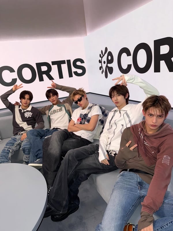 HYBE新男團CORTIS團體形象照，五位成員展現獨特的美式校園風格，為即將來台參加AAA與金唱片預熱