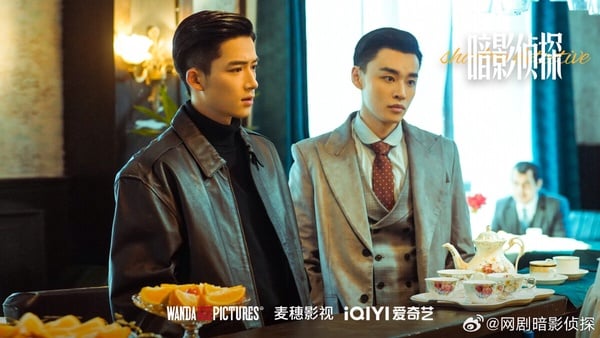 《暗影偵探》是王星越以《墨雨雲間》爆火之前接演的劇，民國懸疑探案題材，講述1930年，一起女大學生宿舍離奇死亡案案發上海灘，中央巡捕房探長關岑因此結識熱愛偵探小說的女大生陸以真，並由此牽扯出一起十七年前的女童綁架案。兩年後，陸以真參加上海第一批女警招考，關岑成為她的直屬上司，二人聯手，重啟調查女童拐賣案。