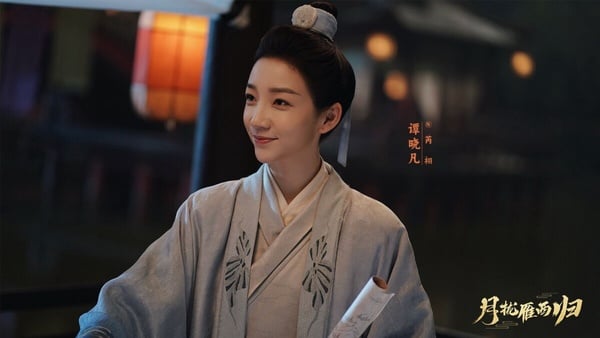 《月攏雁西歸》是最近可以一看得沙雕小甜劇，設定很新鮮，男主怕功高震主男扮女裝，結果被賜婚。這位「小嬌妻」男主各種闖禍只想鬧和離，沒想到嫁的夫君居然是女兒身！《月攏雁西歸》反轉式的人物設定有亮點，劇情輕鬆有趣，沙雕搞笑，不要求邏輯的話，是可以無腦下飯追的小甜劇！