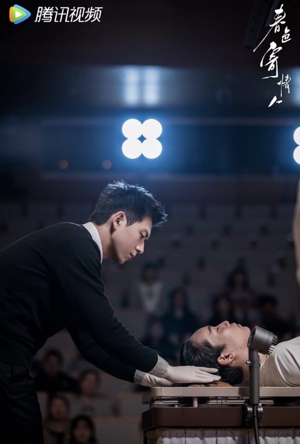 《春色寄情人》是近年衝出極高評價的現偶劇，這部劇的男女主角都是「邊緣人」，一個是職業特殊的遺體整容師，一個是腿有殘疾的銷售員，兩人在一次次接觸中，雙向救贖。李現依然蘇感強，而周雨彤演技自然，特別能讓觀眾代入。配角也個個立體飽滿，劇情自然流暢，真的值得追！