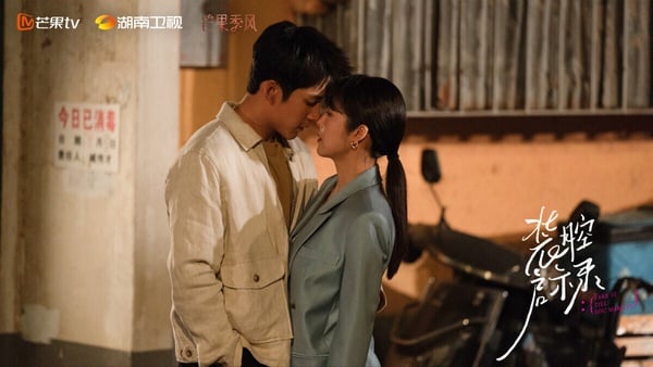 《裝腔啟示錄》是近年的黑馬陸劇，題材很新穎，從都市男女愛情、職場、生活三個層面上的「裝腔」話題展開。所有都市人看似光鮮，但實則都戴著假面具，這部劇就把假面具通通撕給你看，劇情搞笑也現實。都市劇最怕的就是劇情懸浮，但《裝腔啟示錄》還蠻接地氣，職場戲寫得不錯，愛情線又很有張力。