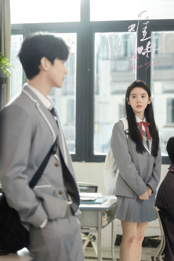 白敬亭《難哄》拿下第二名！《難哄》改編自竹已的原著小說，小說本身就是大IP，是《偷偷藏不住》的姊妹作，上檔後天天霸佔微博熱搜。《難哄》劇評比較兩極，有人認為劇情節奏太慢、不夠高糖快進，但喜歡的人就追得停不下來。《難哄》還是收穫了一大批劇迷，讓白敬亭、章若楠瘋狂圈粉。